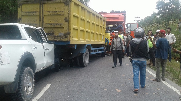 Brakk, Tiga Kendaraan Terlibat Tabrakan Beruntun di KM 123 Duri - Pekanbaru , Supir Truk Terjepit