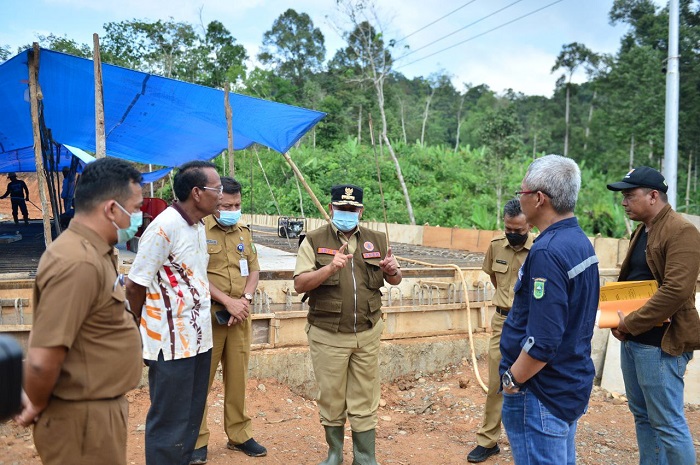 Tinjau Pembangunan Jembatan di Cipang Kiri, Wagub Edy Natar Lagi-lagi Kecewa...