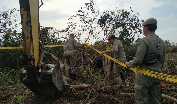 Satpol PP Segel Alat Berat Sedang Garap Lahan di  Areal KIT