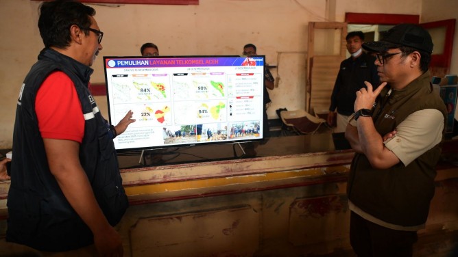 Nezar Patria Cek Distribusi Bantuan Bencana Kolaborasi Kemkomdigi-Telkom Group