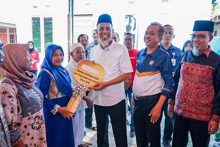 Wali Kota Dumai Serahkan Secara Simbolis 5 Bantuan Rumah Layak Huni Dari Pemprov Riau Dan APBD Kota Dumai TA.2023