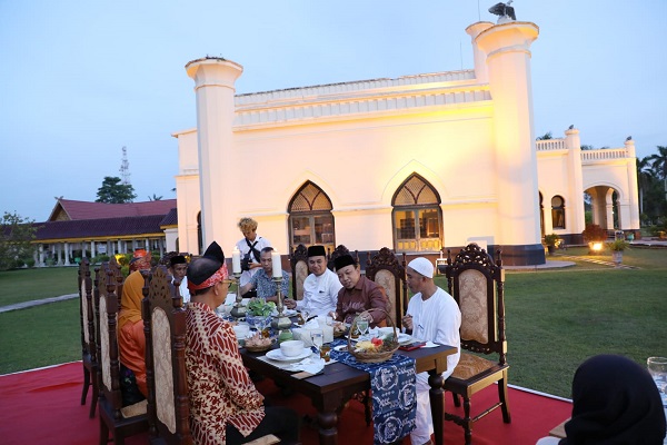 TERBARU!  Nikmati Jamuan Makan ala Sultan di Istana Peraduan Siak Sri Indrapura