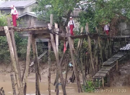 Anak-anak Sekolah di Teluk Kiambang Bertaruh Nyawa Menyeberangi Jembatan Ini...
