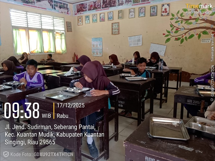 Polsek Kuantan Mudik  Monitoring Program Makan Bergizi Gratis bagi Ribuan Siswa