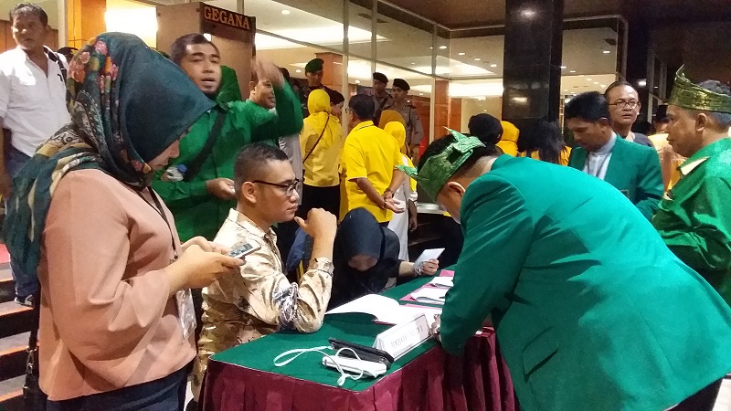 Massa Pendukung Paslon Padati Arena Debat Pilgubri 2018 Tahap II