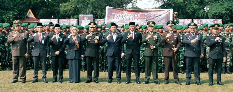 Pjs. Bupati Kuansing Ikuti Upacara Peringatan HUT Ke-79 TNI di Lapangan Limuno
