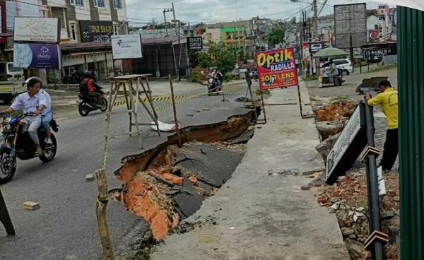 Diguyur Hujan Lebat, 50 Meter Ruas Jalan Lobak Amblas