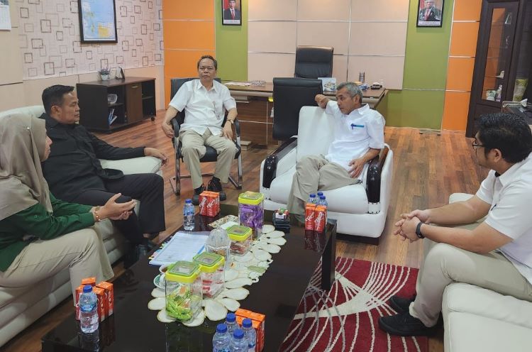 Pastikan Ketersediaan Beras Jelang Nataru, Kepala DKP  Temui Kepala  Bulog Riau Kepri