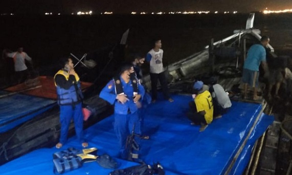 Tangkap 11 Orang Pelaku, Polair Polda Riau Sita 6 Kapal Kayu dan 2 Pengangkut Pasir  Ilegal