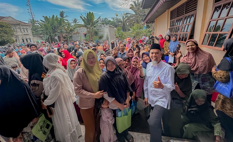 Wali Kota Dumai Serahkan Bantuan Sosial Tunai untuk Warga di 7 Kecamatan