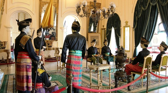 Istana Siak Disabotase, Seragam Patung di Ruang Rapat Raja Dibakar Pakai Bensin