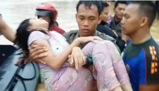 Kedinginan dan Lambat Dievakuasi, Banyak Korban Banjir Padang Pingsan