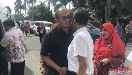 Cipika Cipiki Dengan Gubernur Sumbar di Depan Istrinya, Andre Rosiade: Interpelasi Jalan Terus...