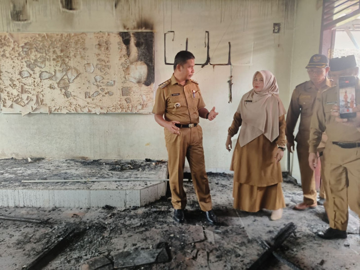 Bupati Kampar Tinjau Langsung Kebakaran SDN 018 Kubang Jaya