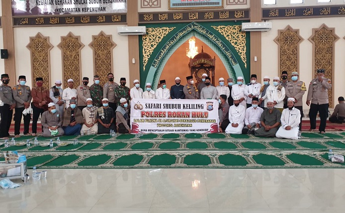 Lanjutkan Safari Subuh Keliling, Kapolres Rokan Hulu  Turun ke Kota Tengah Kepenuhan