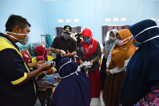 Demi Keselamatan Warganya dari Virus Corona, Kepala Desa Pulau Birandang Produksi Masker Sendiri