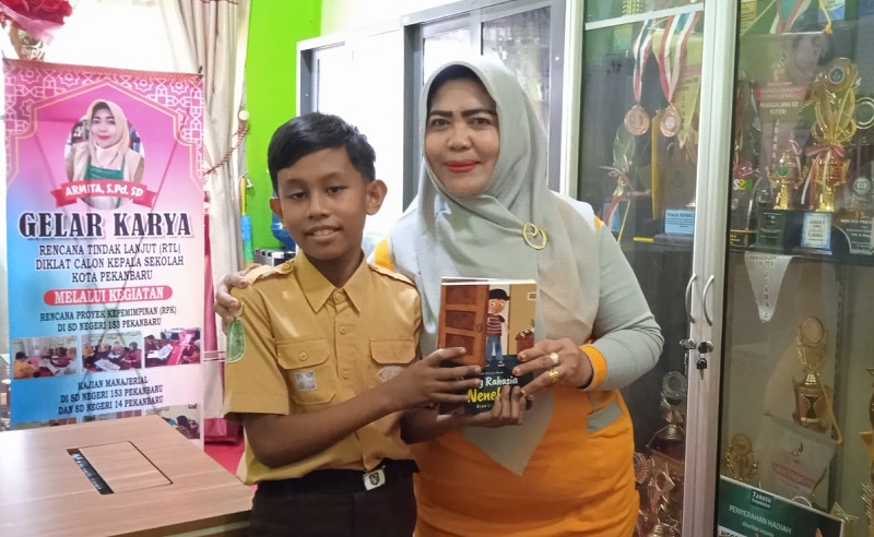 Bian Lio Serahkan Buku Cerpen Anak 'Ruang Rahasia Nenek' ke SDN 153 Pekanbaru, Kepala Sekolah Bangga