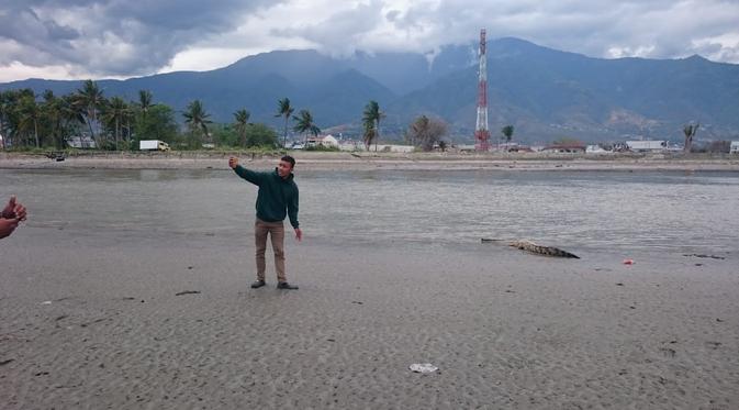 Bahaya! Tak Ada Takutnya, Warga Nekat Berswafoto dengan Buaya-Buaya yang Tengah Berjemur