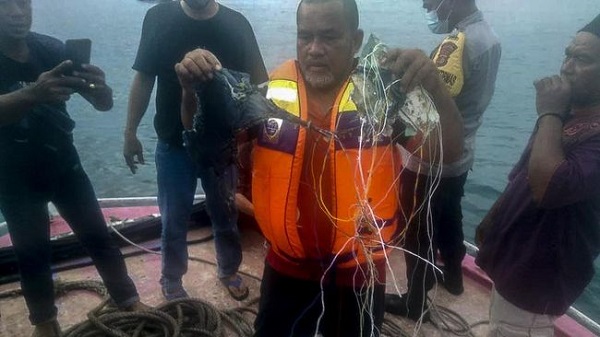 Nelayan Temukan Sejumlah Barang  Diduga Bagian  Pesawat di Kepulauan Seribu