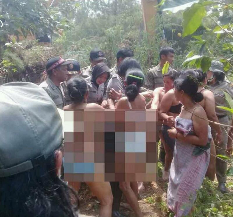 Alahmak! Tak Terima  Tanah Adat Dibabat, Puluhan Omak-Omak Lakukan Aksi Telanjang Hadang Alat Berat