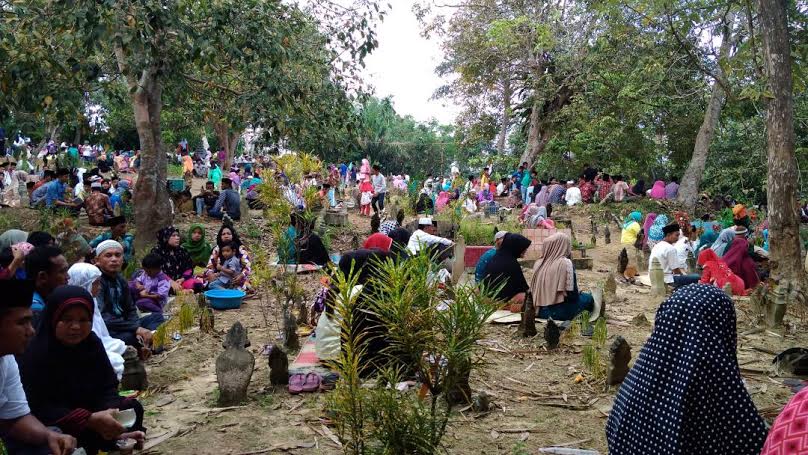 Tradisi Jelang Puasa...Ingat Kematian, Ribuan Warga Langgam Lakukan Ziarah Kubur
