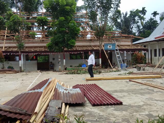 Dikebut Pengerjaan Rehab Gedung SD Negeri 002 Rambah Samo-Rohul