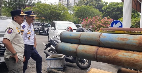 Tim Gabungan Bongkar Seluruh Bando Reklame di Kota Pekanbaru