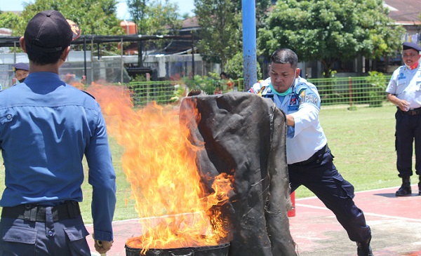 Petugas Lapas Kelas IIB Pasir Pengaraian Latihan Pemadaman Api