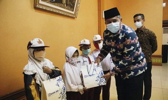 Serahkan Beasiswa untuk Sejumlah Murid di Tengah Pandemi Covid-19, Bupati  Alfedri Apresiasi Kepedulian  BRI
