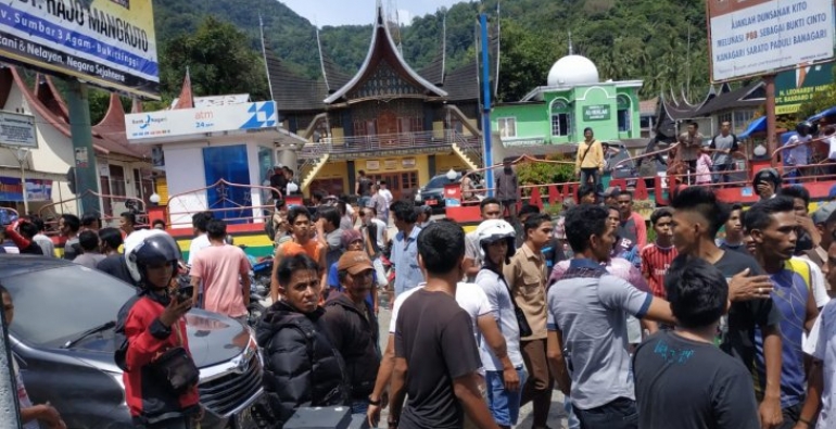 SADIS...Ambil Paksa Mobil Warga Sumbar, 8 Orang Debt Collector Diamuk Massa, 1 Orang Mati Sia-sia