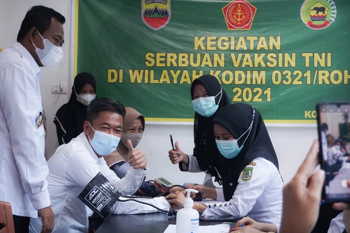 Kejar Target, Bupati dan Wabup Rohil Tinjau Pelaksanaan Vaksinasi di Puskesmas Bagansiapiapi