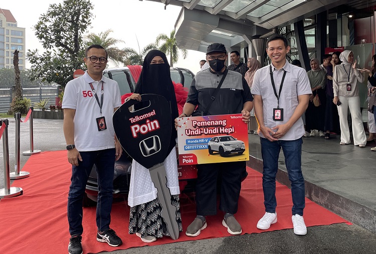 Telkomsel Serahkan Hadiah Mobil Program Undi Undi Hepi pada Pelanggan Beruntung di Batam