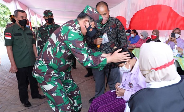 Panglima TNI Pimpin Rapat  Penanganan Covid-1`9 dan Percepatan Vaksinasi  di Riau