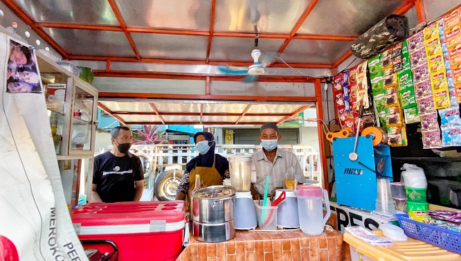 Ketika Gubernur Riau Semangati Pedagang Rujak Langganannya Bertahan di Tengah Pandemi