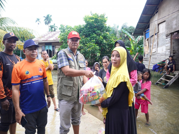 Tinjau Masyarakat Yang Terdampak Bencana Banjir, Pemkab Kampar Salurkan Bantuan Sembako Dan Beras Di Desa Silam