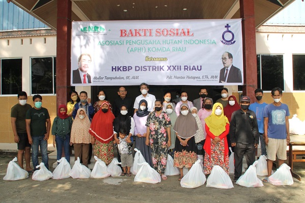 APHI Riau  Salurkan 750 Paket Sembako untuk Warga Kurang Mampu