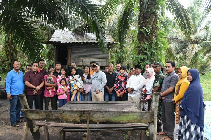 Bupati Kampar Kunjungi Kasiani Warga Desa Birandang yang Terkena Tumor Kepala