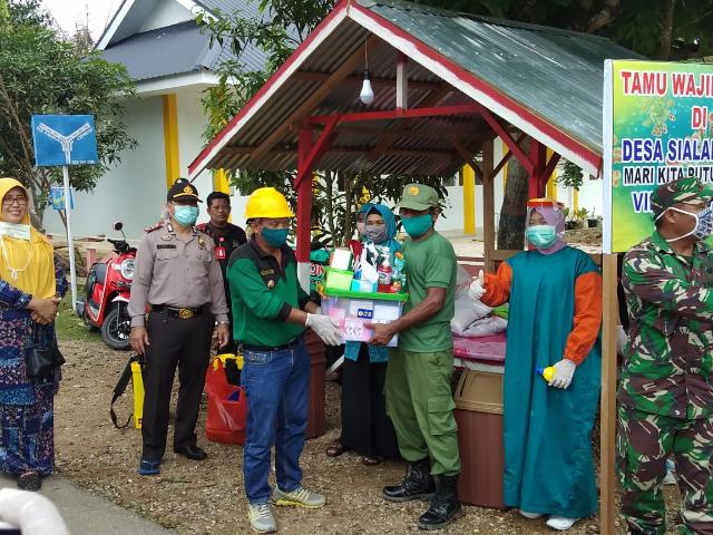 Kepala Desa Sialang Jaya-Rohul Bagikan 100 Paket Sembako dan 1000 Masker 