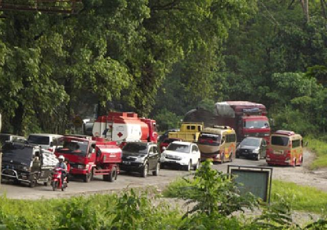 Alhamdulillah...Ribuan Kendaraan Riau-Sumbar Mulai Bisa Melintas Via Pangkalan Koto Baru