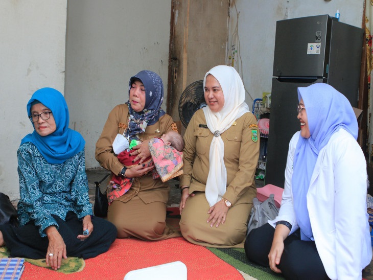 Ketua TP PKK Kampar Kunjungi  Anak Stunting di Tambang