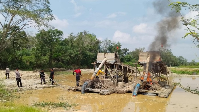 Polsek Pangean Musnahkan Delapan Rakit PETI di Teluk Pauh