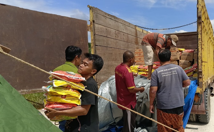 RAPP Serahkan 835 Paket Bantuan Logistik kepada Warga Pelalawan Terdampak Banjir
