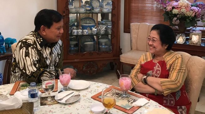 Sambil Ngobrol, Prabowo dan Megawati Seruput Es Kelapa Muda