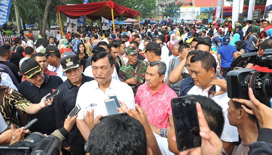 Puji Jokowi di Pekanbaru, Menteri Luhut 'Dihadiahi' Sorakan dan Salam Dua Jari