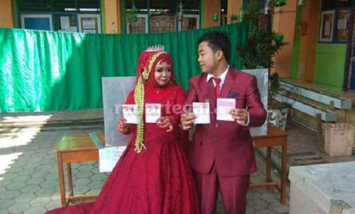 UNIK... Saat Diarak Menuju Pelaminan, Pasangan Pengantin Ini Malah Pilih Nyoblos Dulu