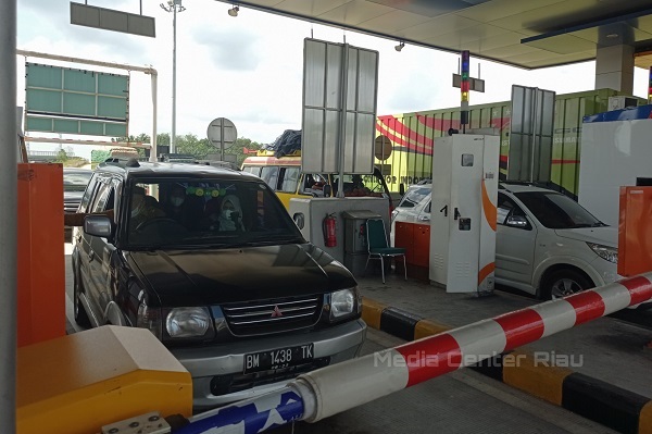 WADUH...Pengemudi  Masuk Tol Tapi Tak Isi Saldo e-Tol,  Bikin Macet di Bathin Solapan