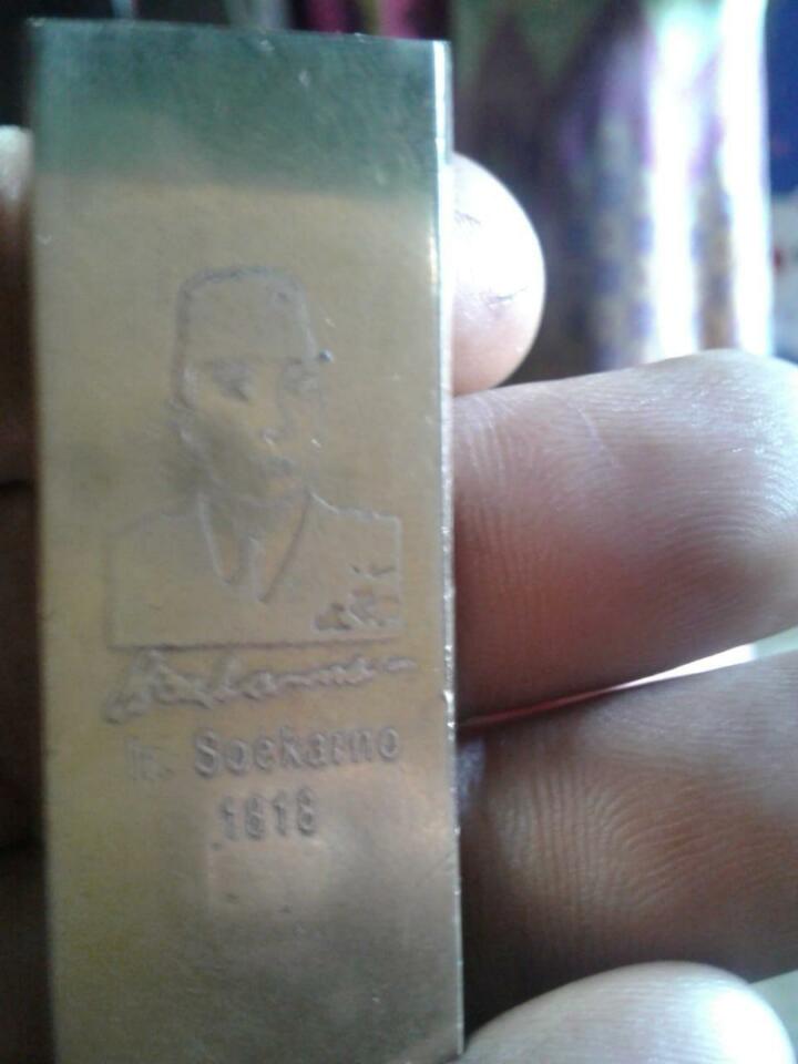 HEBOH...Warga Empat Lawang Temukan Batangan Diduga Emas Gambar Bung Karno Tahun 1818   