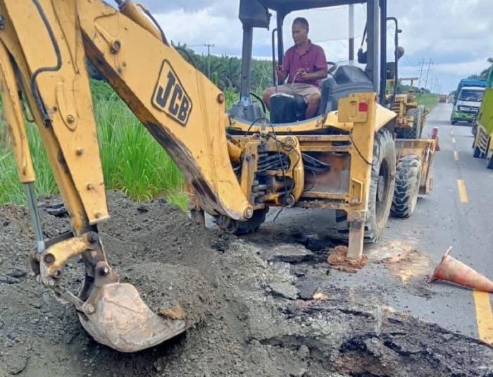 Respon Cepat Bupati Afni Tangani Jalan Rusak dan Banjir di Siak