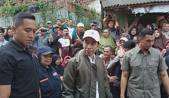Dielu-elukan Masyarakat  Kampung, ''Alhamdulillah, Lihat Pak Jokowi Saja Kami Bahagia, Lega Rasanya...''