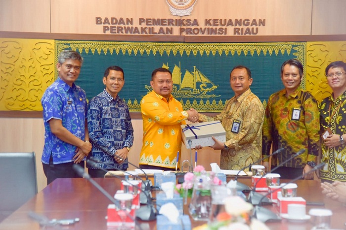 Bupati Kampar Serahkan Laporan Keuangan Pemerintah Daerah ke BPK Riau